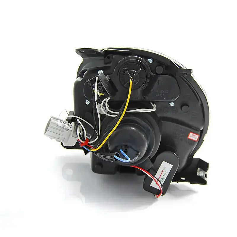 Hovedlys bakside av Fiat 500 projektor frontlykt med synlige ledninger og kontakter.