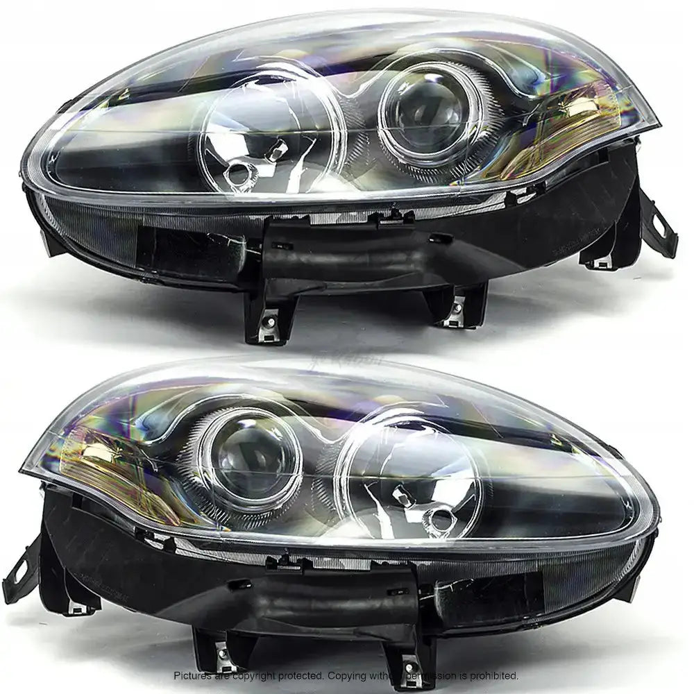 Frontlykter Fiat Bravo II 06-14 med klart deksel og sorte detaljer, sett fra skrå vinkel.