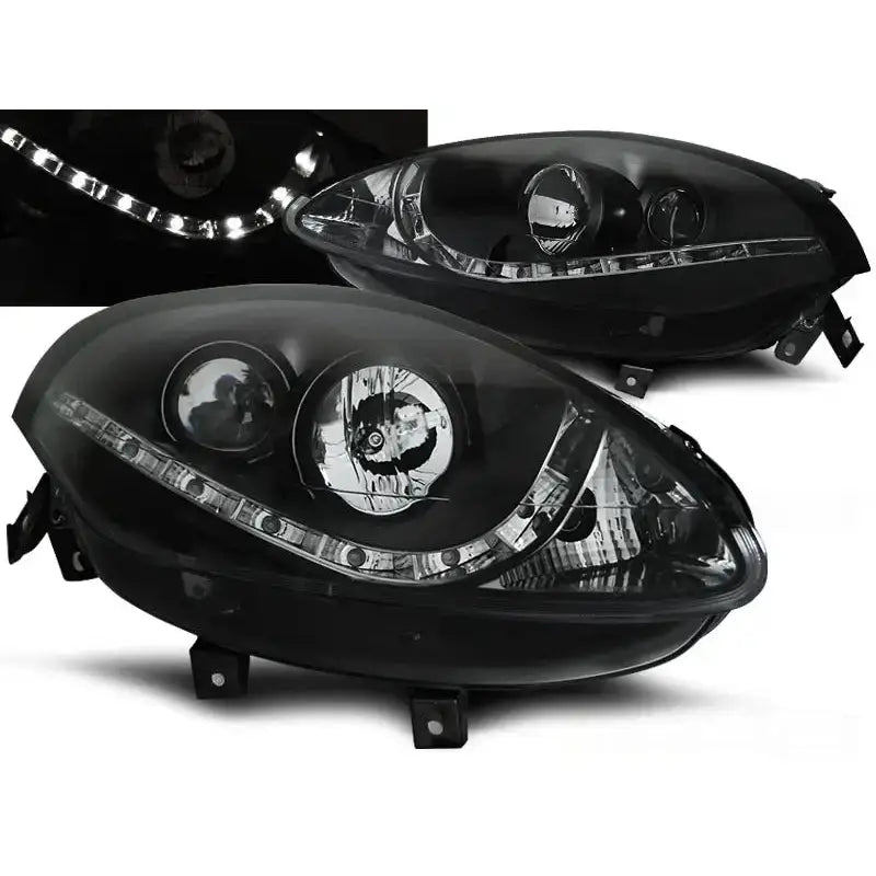 Frontlykter Fiat Bravo II 07- sorte billykter med klare linser og LED-striper, sett skrått forfra.