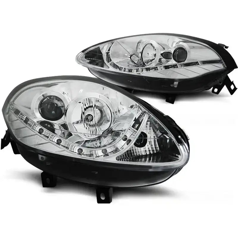 Hovedlykter Fiat Bravo II 07- chrome, to lykter med klare linser og sorte detaljer sett fra skrå vinkel.