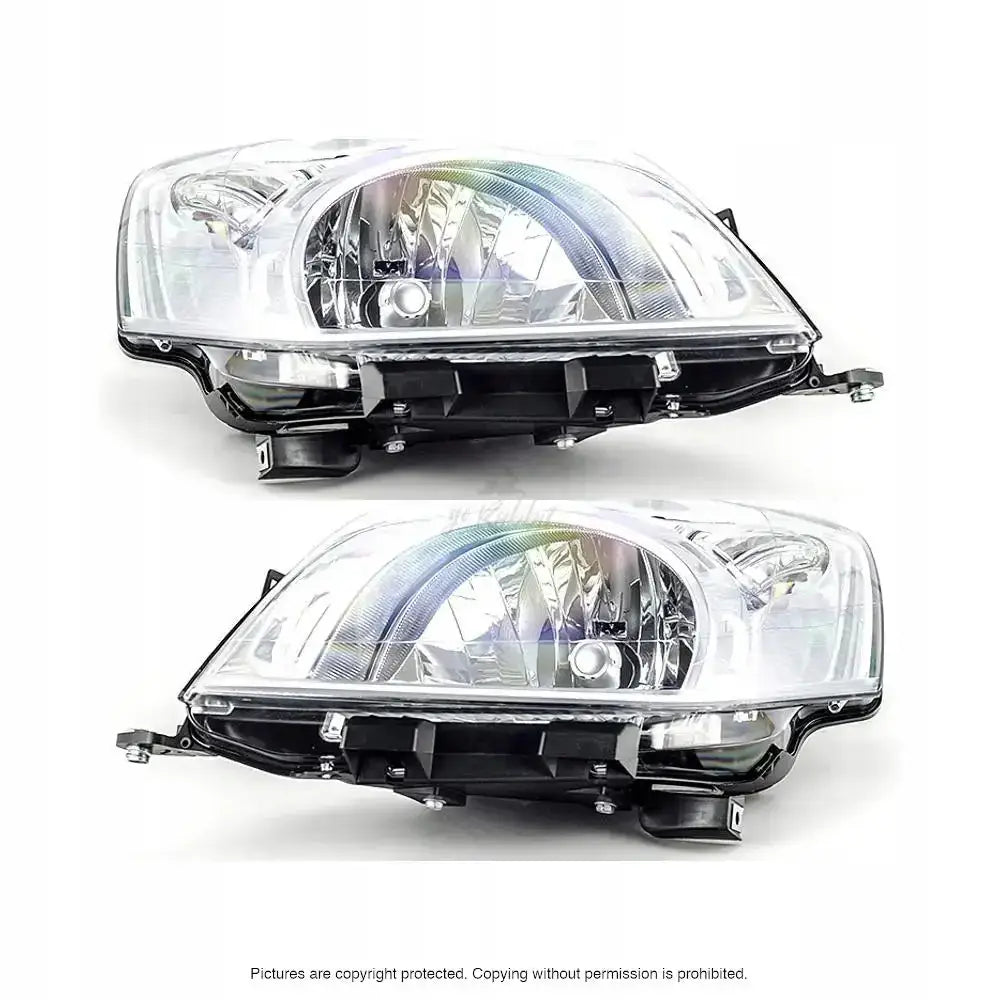 Frontlykter Fiat Fiorino 07-16 H4 sett forfra med klare glass og kromdetaljer på hvit bakgrunn.