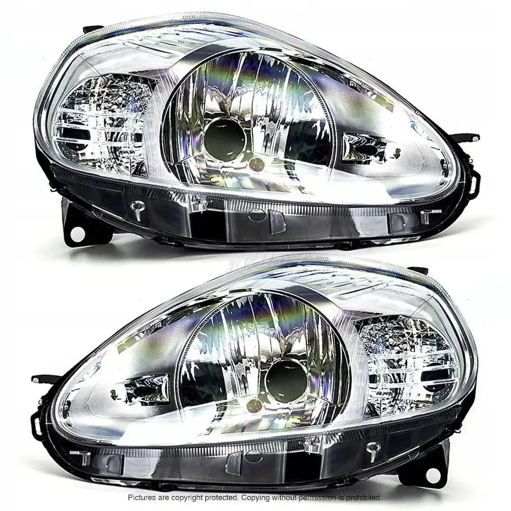 Frontlykter Fiat Grande Punto 05-08 H4 med klart glass, kromdetaljer og sorte felter mot hvit bakgrunn.