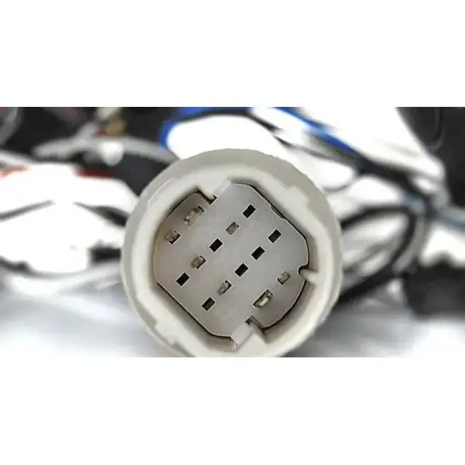 Hovedlys elektrisk kontaktstykke for Fiat Panda 03-12 vist forfra med synlige metallpinner.