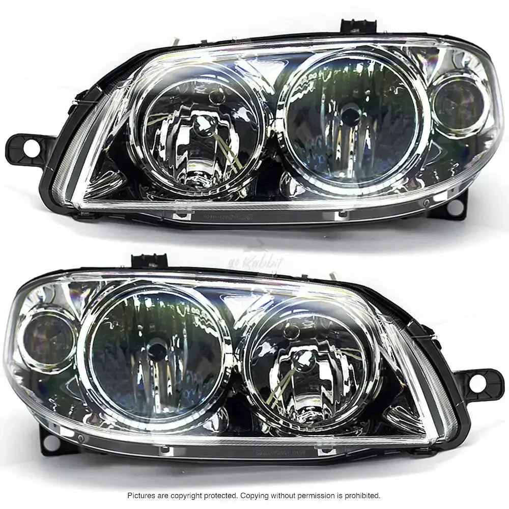 Frontlykter Fiat Punto 03-12 H1/H7 med klart glass og sorte kanter, sett forfra i skrå vinkel.