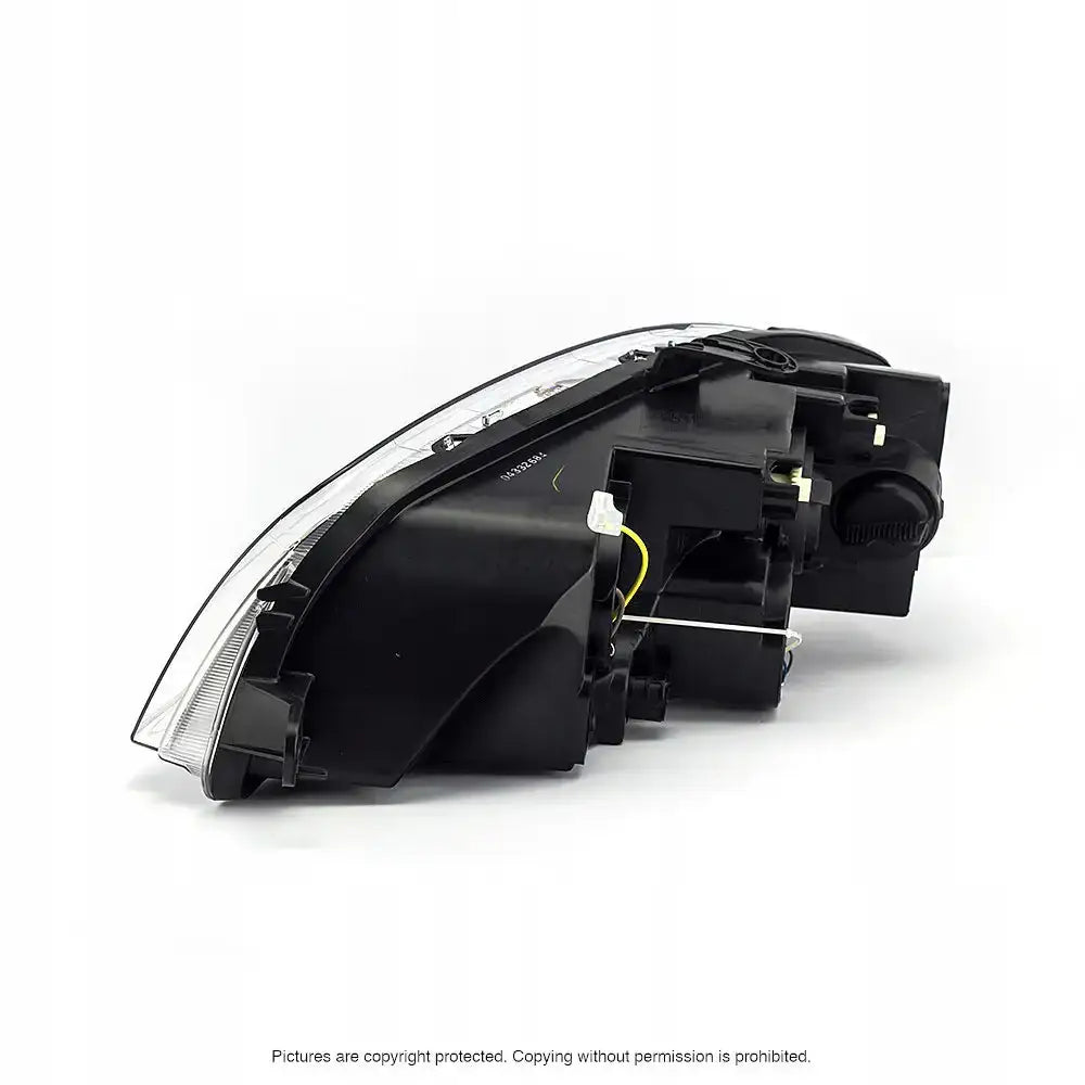 Hovedlys Fiat Punto 03-12 H1/H7 sett fra skrå bakside med synlige elektriske koblinger.