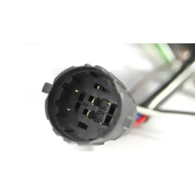 Headlights kontakt for Fiat Punto EVO, sett forfra med synlige metallpinner og ledninger tilkoblet.