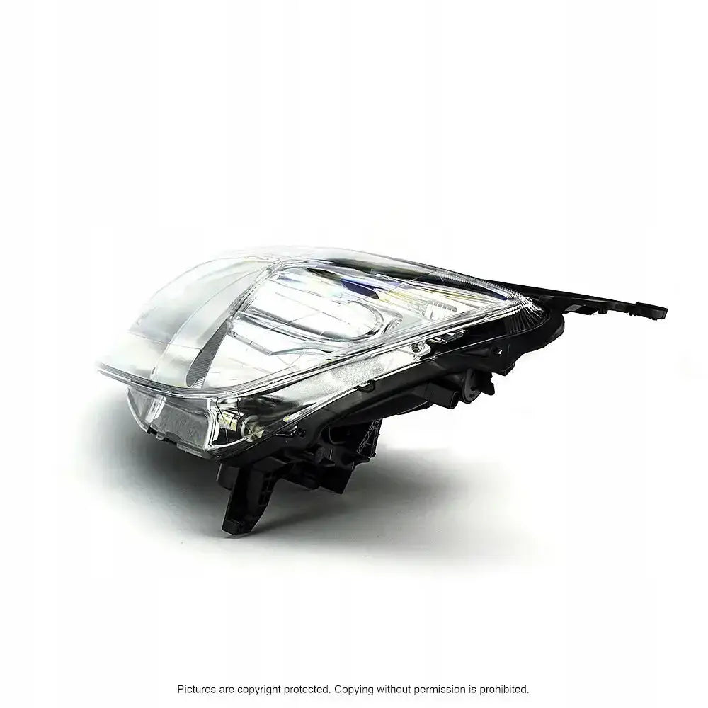 Hovedlys Ford C-Max II 10-15 H7 med klart glass og svart plast, vist fra skrå vinkel.