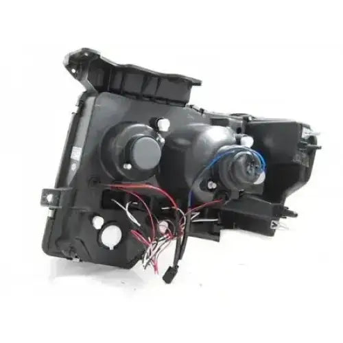 Hovedlys Ford F150 Mk12 08-14 sett bakfra med ledninger, kontakter og plastdeksler synlige.