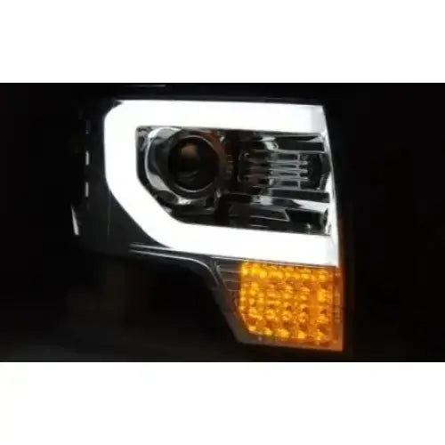 Hovedlykter Ford F150 Mk12 08-14 Tube Light Chrome med LED-ramme og oransje LED-lys, nærbilde.