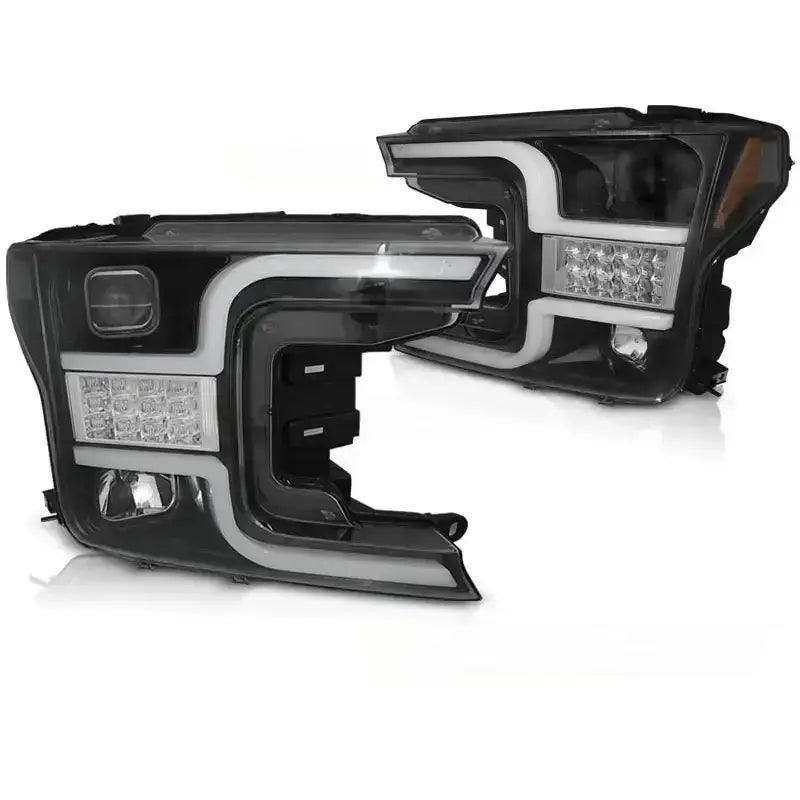 Frontlykter Ford F150 Mk13 17-20 Tube Light Black med hvite LED-striper, sett fra skrå vinkel.