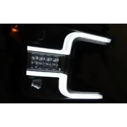 Hovedlykter Ford F150 Mk13 17-20 med LED-tube light og hvite vinklede lyselementer, avbildet i mørket.