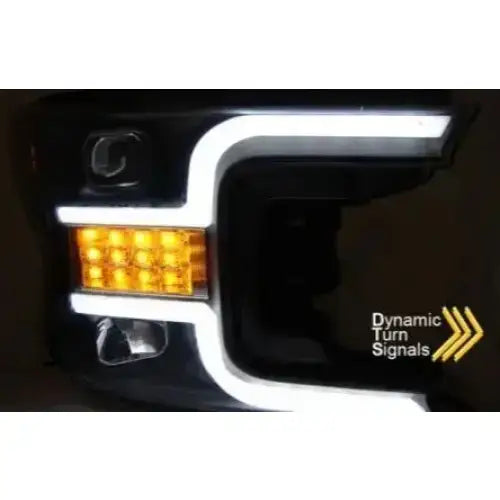 Hovedlys Ford F150 Mk13 svart billykt med hvite LED-lys og gule blinklys, nærbilde i mørket.