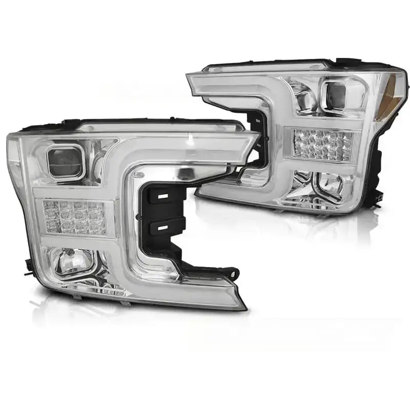 Frontlykter Ford F150 Mk13 17-20 Tube Light Chrome med LED og kromdetaljer, sett fra skrå vinkel.