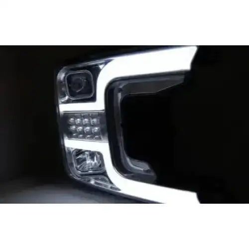 Hovedlykter Ford F150 Mk13 17-20 Tube Light Chrome med LED og hvite lysstriper i nærbilde.