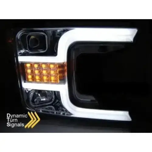 Hovedlys Ford F150 Mk13 med hvit LED-ramme og oransje dynamisk blinklys, nærbilde mot svart bakgrunn.