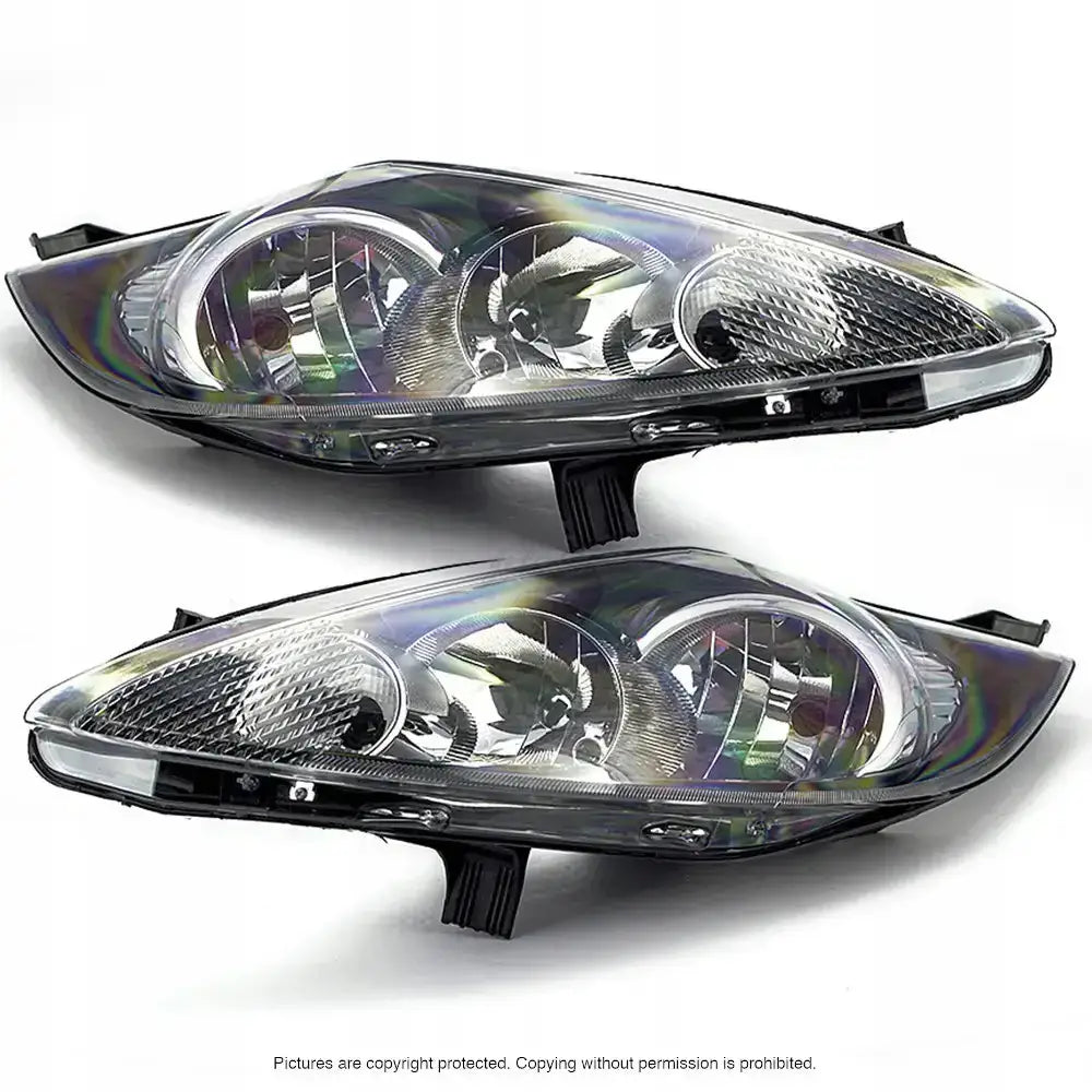 Frontlykter Ford Fiesta 08-13 med klar plast, krom og sorte detaljer, sett skrått ovenfra på hvit bakgrunn.