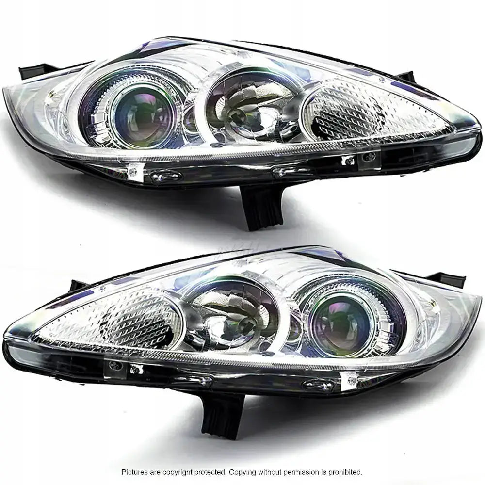 Frontlykter Ford Fiesta 08-13 med gjennomsiktig glass, kromdetaljer og sorte kanter sett fra skrå vinkel.