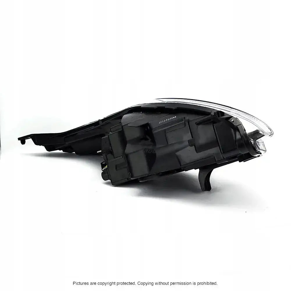 Hovedlys Ford Fiesta 08-13 sett fra undersiden med synlige koblingspunkter og detaljer i svart plast.