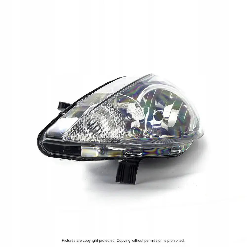 Hovedlys Ford Fiesta 08-13 H7/H1 vist fra skrå vinkel med klare detaljer og reflekterende overflate.