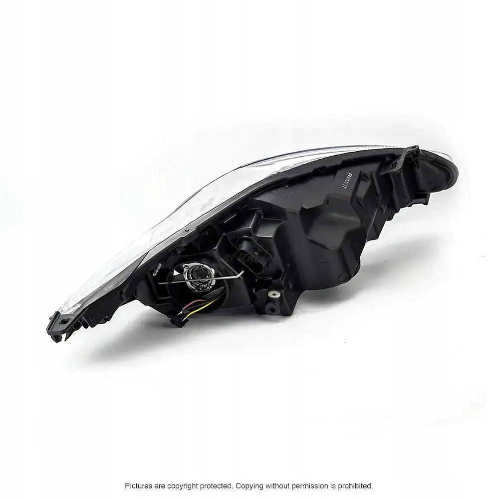 Headlights bakside av Ford Fiesta 08-13 billykt med ledninger og detaljer mot hvit bakgrunn.