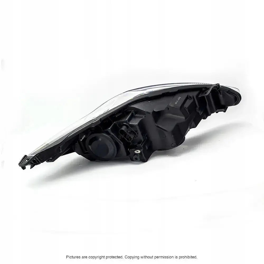 Headlamp Ford Fiesta 08-13 vist fra undersiden og baksiden med synlige koblinger og tekniske detaljer.