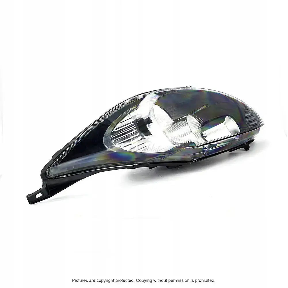 Frontlykter Ford Fiesta 08-13 H7/H1 med klart plastdeksel og sort hus sett fra skrå høyrevinkel.