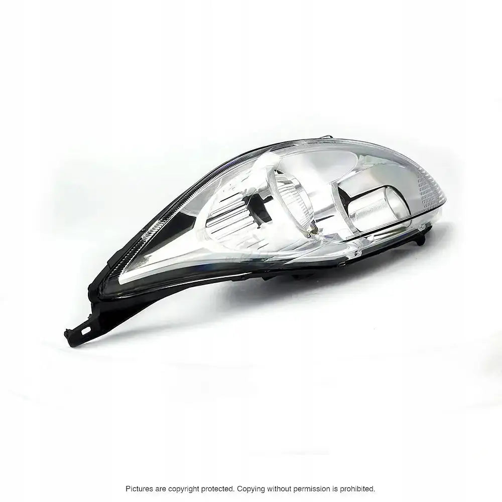 Hovedlykter Ford Fiesta 08-13 med klar plast, sort ramme og reflekterende innside fra skrå vinkel.