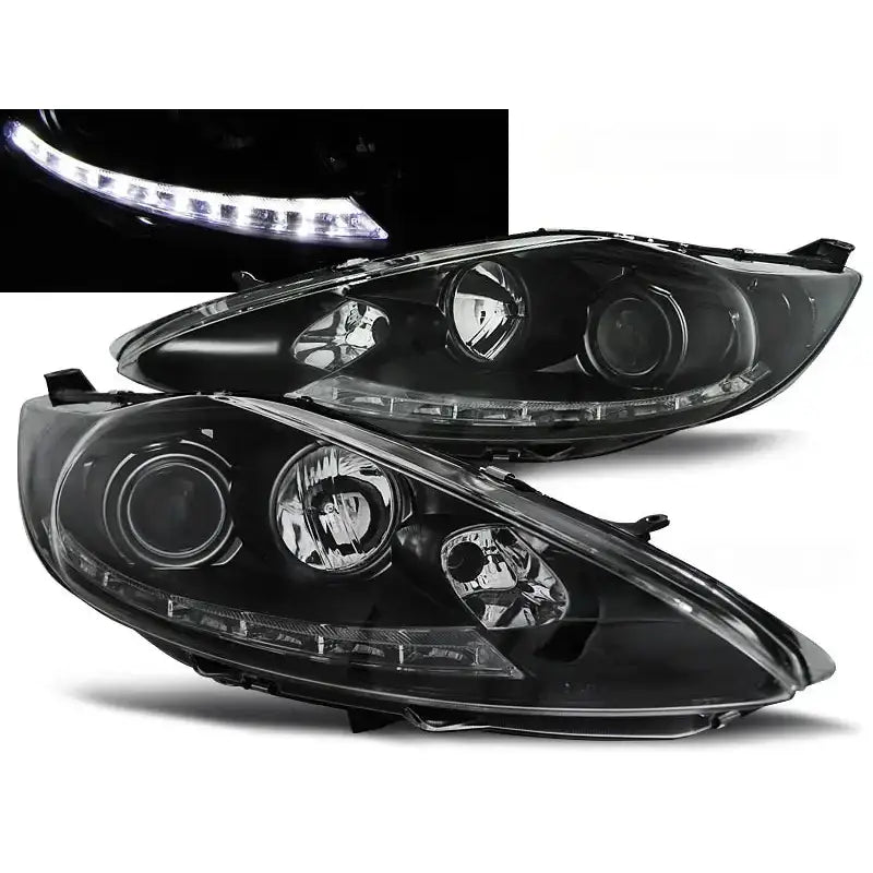 Frontlykter Ford Fiesta MK7 svarte med klare linser og LED-lysbånd, vist fra skrå vinkel.