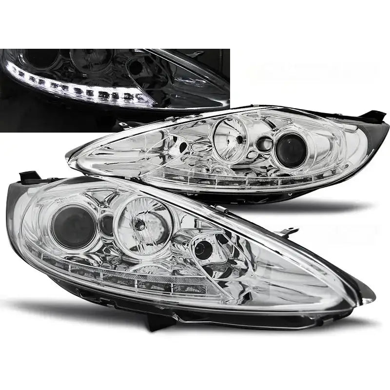 Frontlykter Ford Fiesta MK7 08.08-09.12 i krom med klare glass og integrert LED-lysstripe, skrå vinkel.