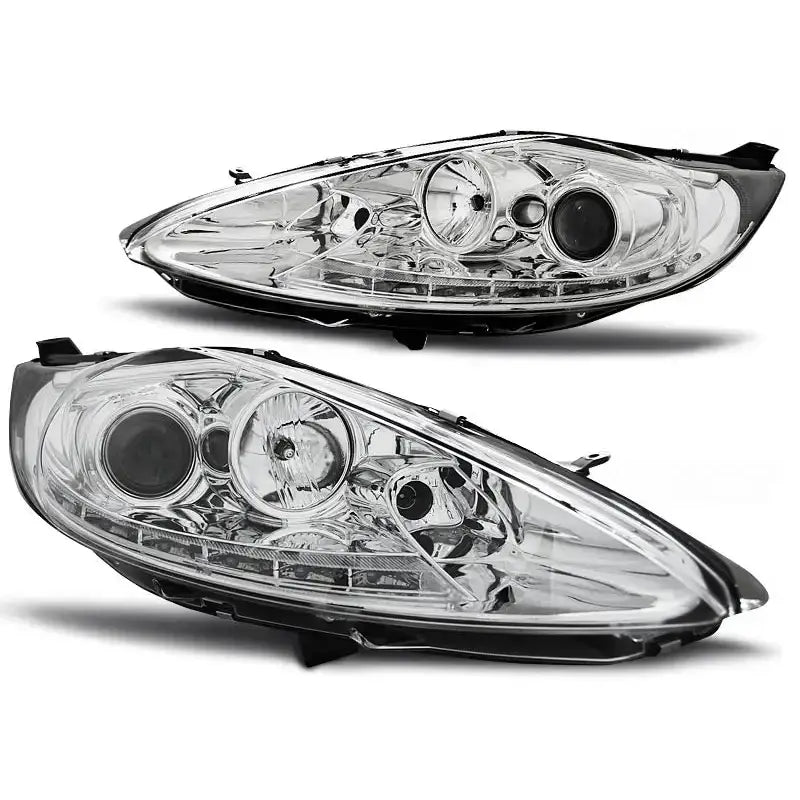 Hovedlykter Ford Fiesta MK7 08.08-09.12 Chrome sett skrått forfra med komplekst reflektordesign.