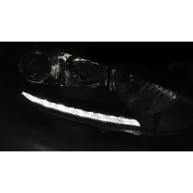 Hovedlykter Ford Fiesta MK7 13-16 med LED DRL i krom, sett forfra med tydelig hvit lyslist.