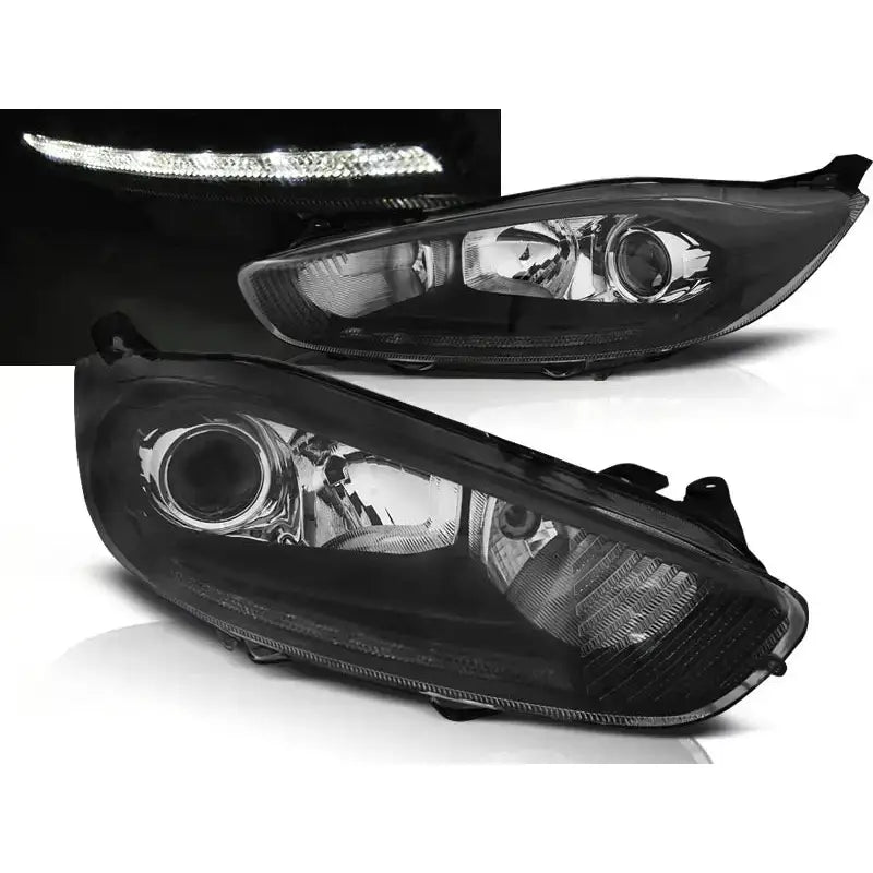 Frontlykter Ford Fiesta MK7 13- sorte LED DRL med klart glass, vist fra skrå vinkel.