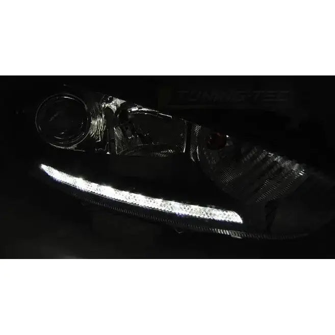 Hovedlys Ford Fiesta MK7 LED DRL Black med opplyst hvit LED-lyslist vist i mørket.