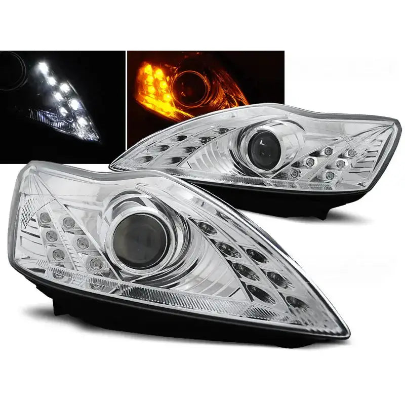 Frontlykter Ford Focus 02.08-10 Chrome sett skrått forfra med tent hvitt og oransje lys.