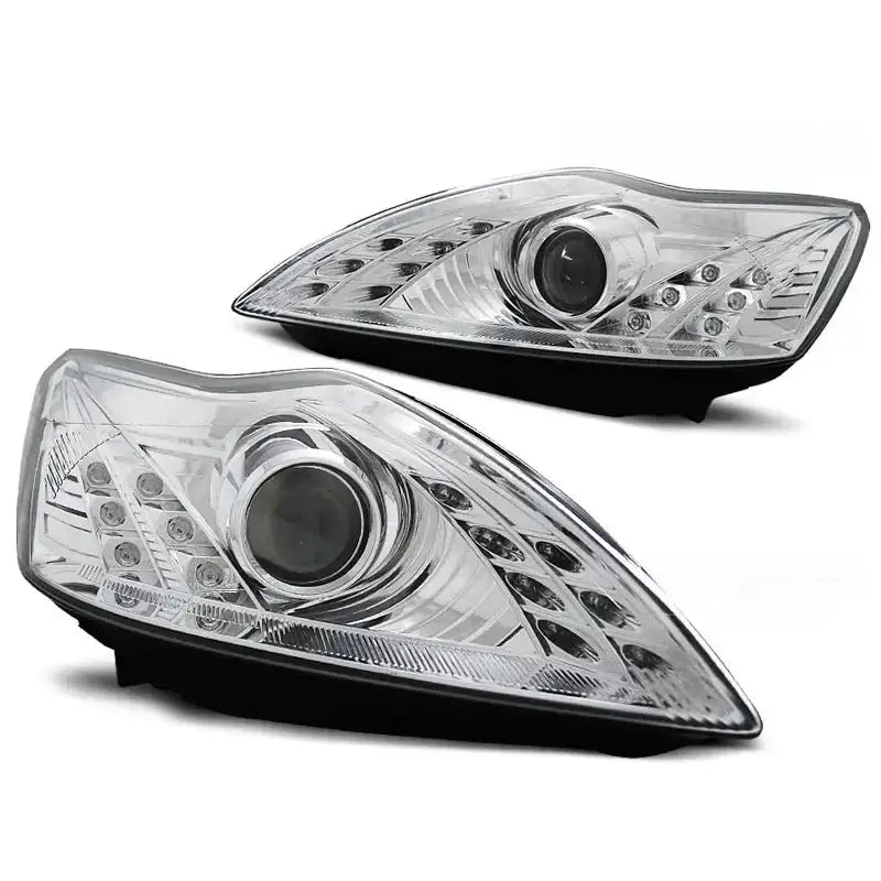 Hovedlykter Ford Focus 02.08-10 Chrome med klart glass og sorte detaljer, sett fra skrå vinkel.