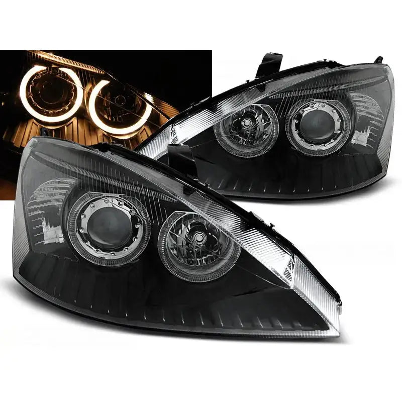Frontlykter Ford Focus Angel Eyes Black med klart glass og svarte detaljer, sett fra skrå vinkel.