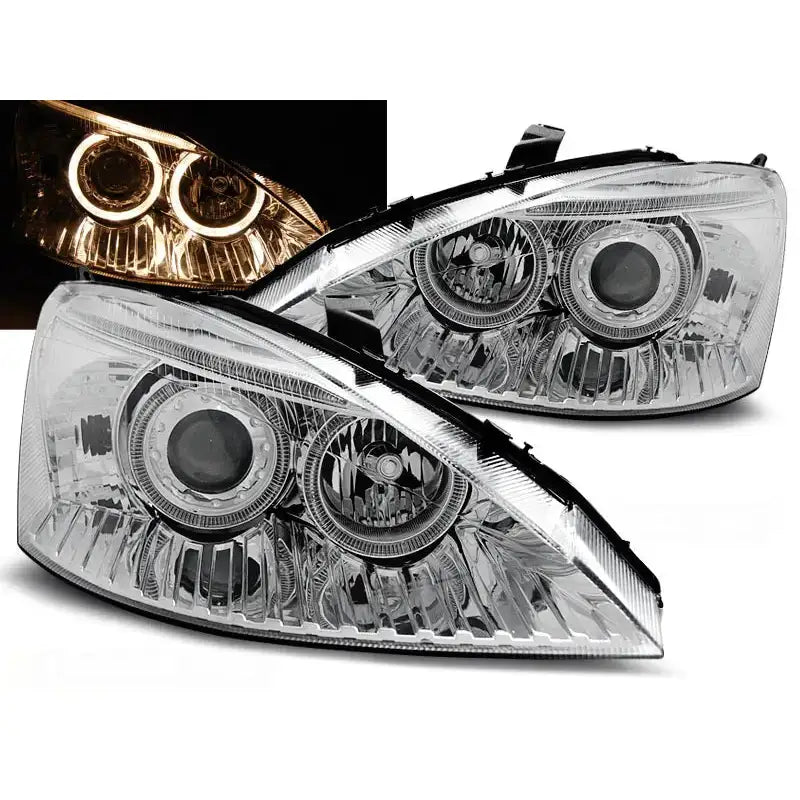 Frontlykter Ford Focus Angel Eyes Chrome med klart glass og lyse angel eyes-ring, sett fra skrå vinkel.