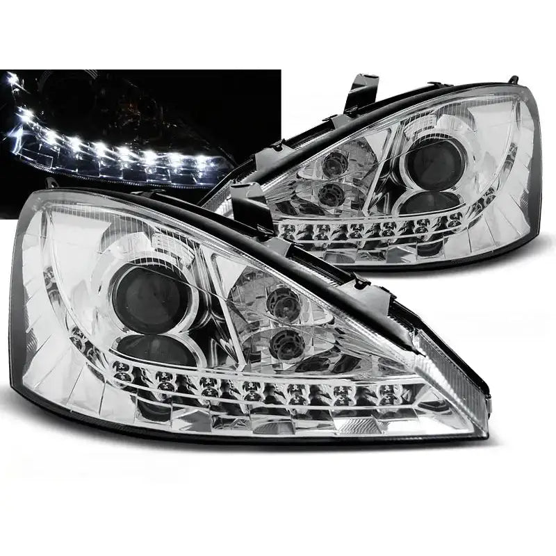 Frontlykter Ford Focus 10.98-10.01 Chrome med LED og sorte detaljer, sett fra skrå forside.