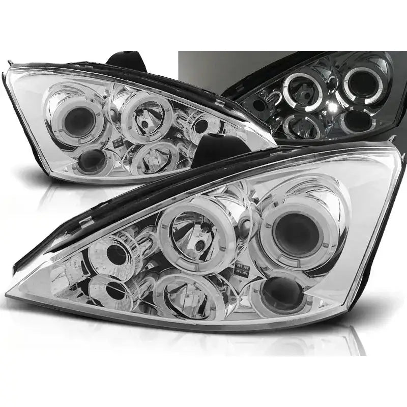 Frontlykter Ford Focus Angel Eyes Chrome med runde reflektorer, sett skrått forfra mot hvit bakgrunn.