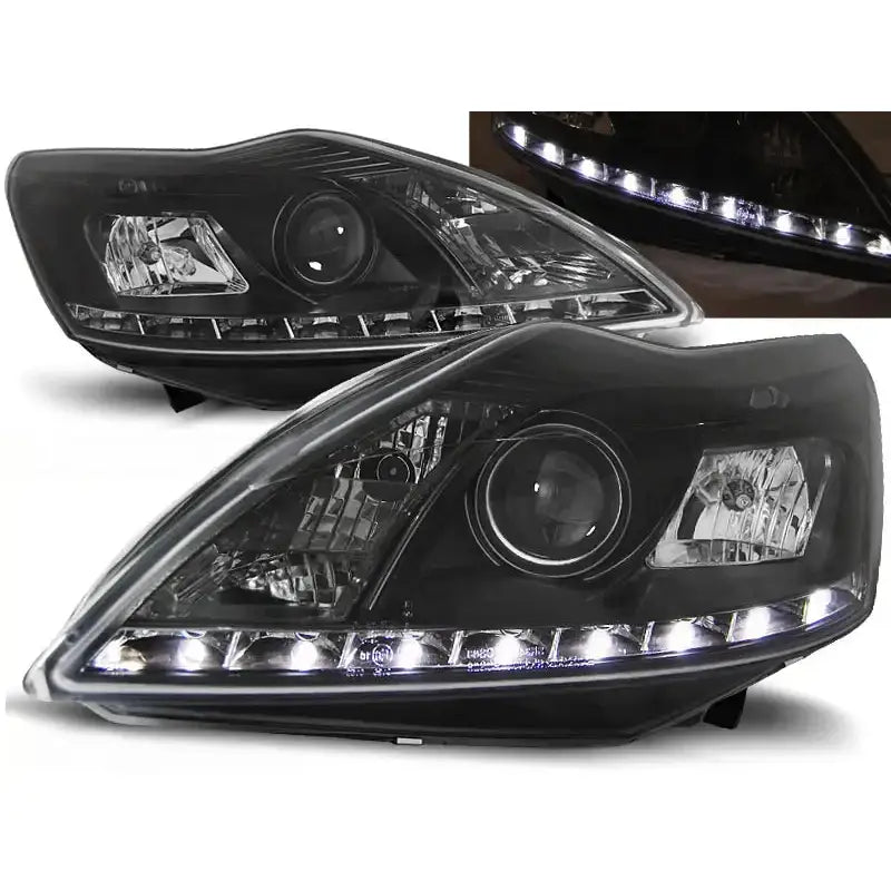 Frontlykter Ford Focus II 02.08-10 Black sett fra skrå vinkel med LED-lys og innfelt bilde i bruk.