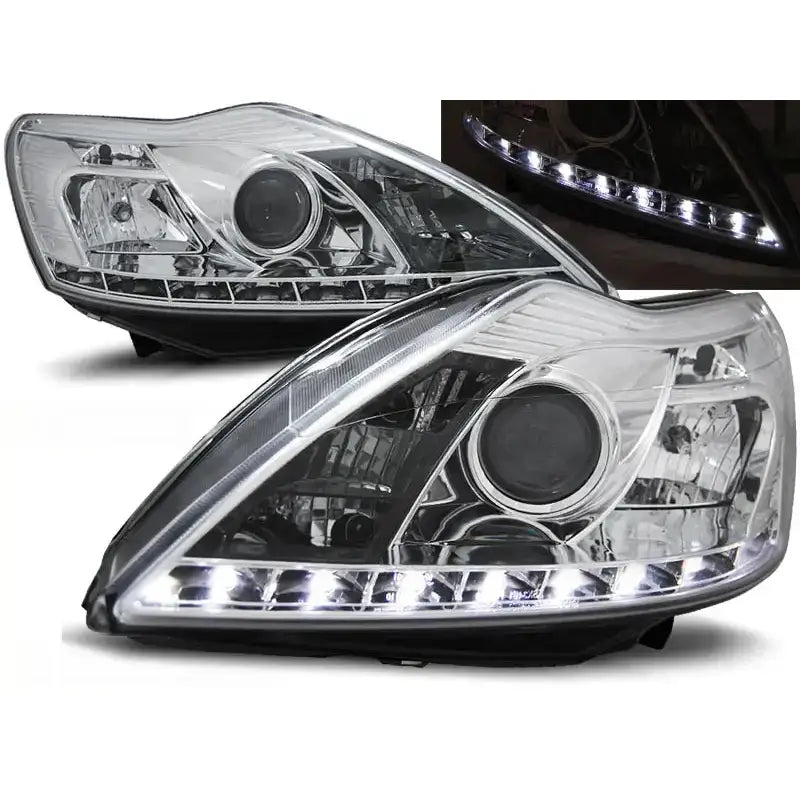 Frontlykter Ford Focus II 02.08-10 i klart glass med kromdetaljer og LED-lysstripe, sett fra skrå vinkel.