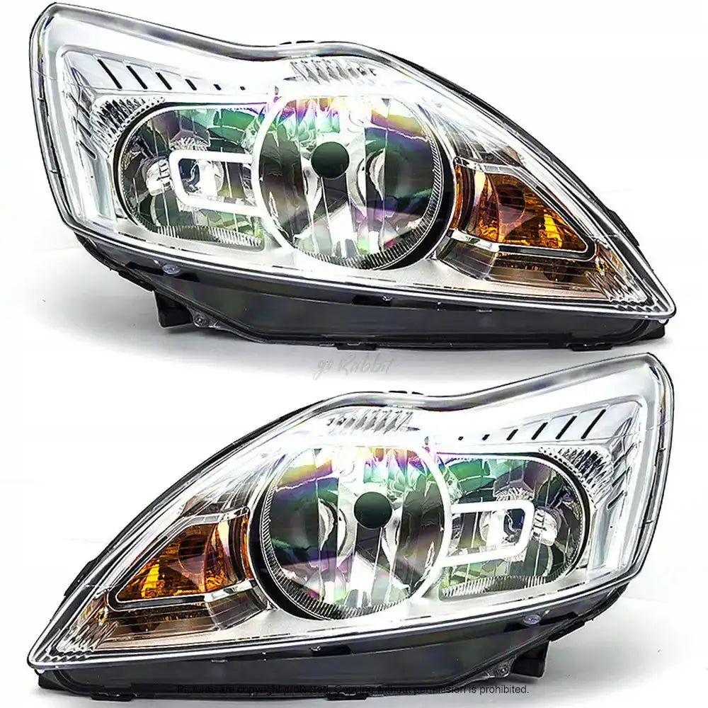 Frontlykter Ford Focus II 08-12 med klare linser, sorte detaljer og gule blinklys, sett fra skrå vinkel.