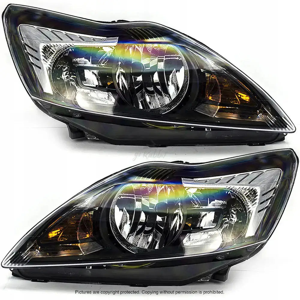 Frontlykter Ford Focus II 08-12 i sort og klar plast, sett skrått forfra mot hvit bakgrunn.