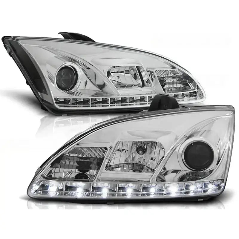 Frontlykter Ford Focus II 09.04-01.08 chrome med LED-lys, sett fra skrå vinkel mot hvit bakgrunn.