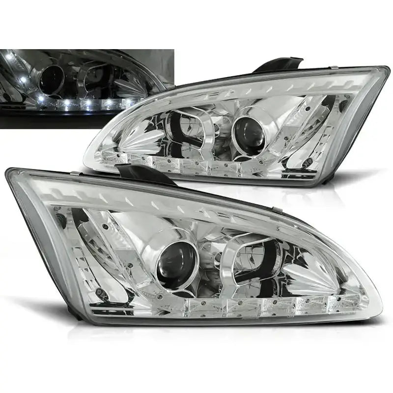 Frontlykter Ford Focus II 09.04-01.08 med kromdetaljer og LED-striper, sett skrått forfra.