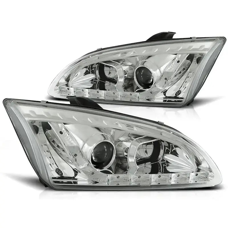 Hovedlykter Ford Focus II Chrome Led med klart glass og sort-hvitt hus, sett i perspektiv.