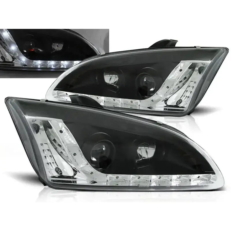 Frontlykter Ford Focus II Daylight Black med sotet glass og LED-lysstriper, nærbilde mot hvit bakgrunn.