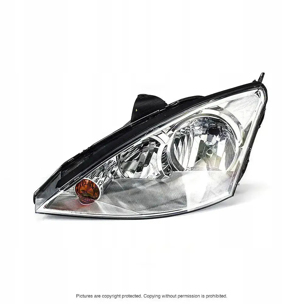 Hovedlykter Ford Focus Mk1 01-04 med klart glass, sort og krom innramming, sett skrått ovenfra.