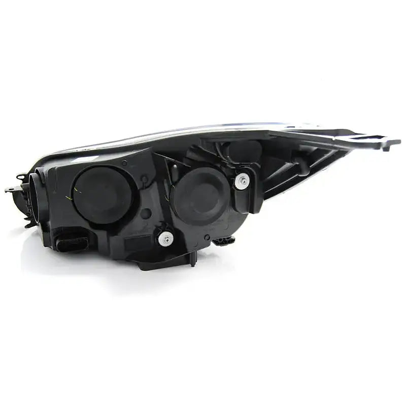 Headlights bakside av Ford Focus Mk3 11-14 black, viser deksler, ledninger og festepunkter.