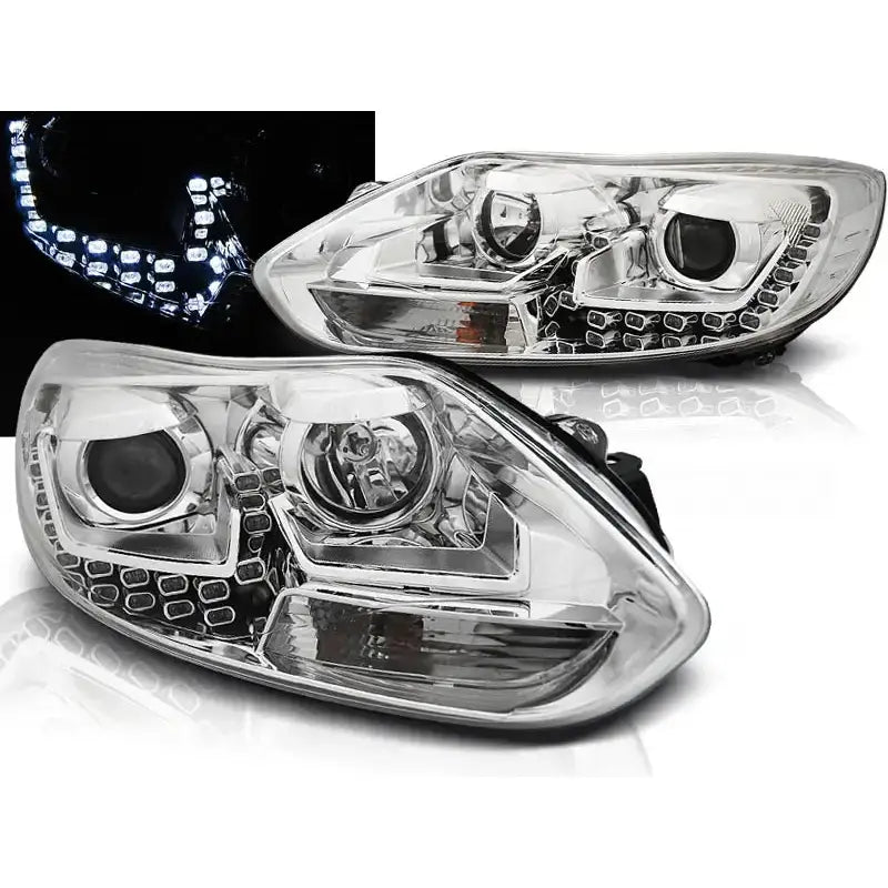 Frontlykter Ford Focus Mk3 11-14 i krom med LED-lys, vist skrått forfra med tent lysrekke.